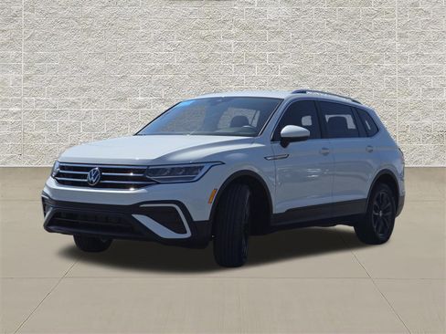 Certified 2024 Volkswagen Tiguan SE AWD/4WD image 3