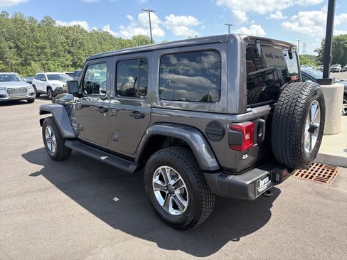 Used 2022 Jeep Wrangler Unlimited Sahara w/ LED Lighting Group AWD/4WD image 17