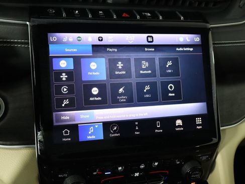 Used 2023 Jeep Grand Cherokee L Limited w/ Luxury Tech Group II AWD/4WD image 32