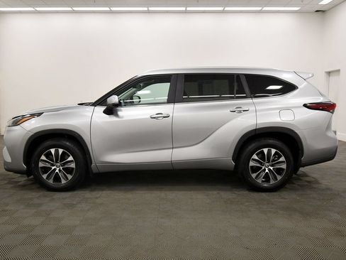 Used 2024 Toyota Highlander XLE AWD/4WD image 4