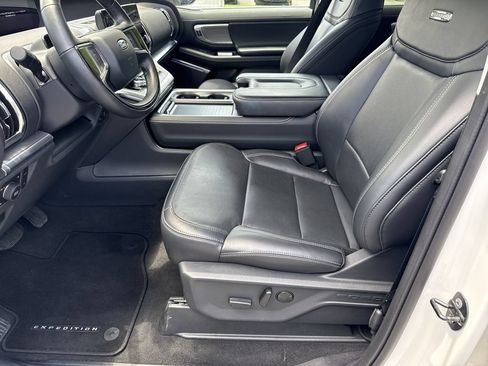 Used 2025 Ford Expedition Platinum w/ Driver's Package AWD/4WD image 10