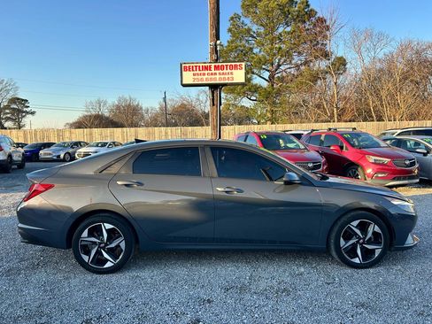 Used 2023 Hyundai Elantra SEL w/ Convenience Package image 3