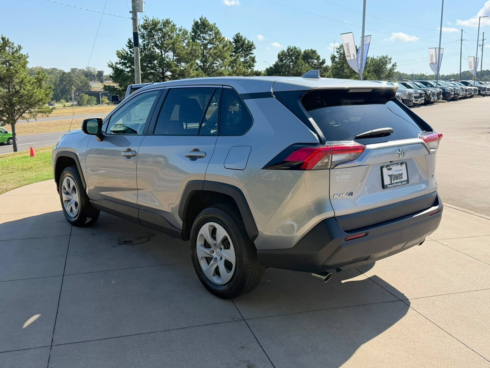 Used 2025 Toyota RAV4 LE FWD image 4