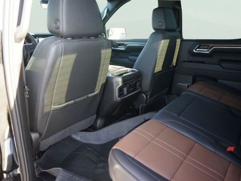 Used 2024 Chevrolet Silverado 1500 High Country w/ High Country Premium Package AWD/4WD image 12