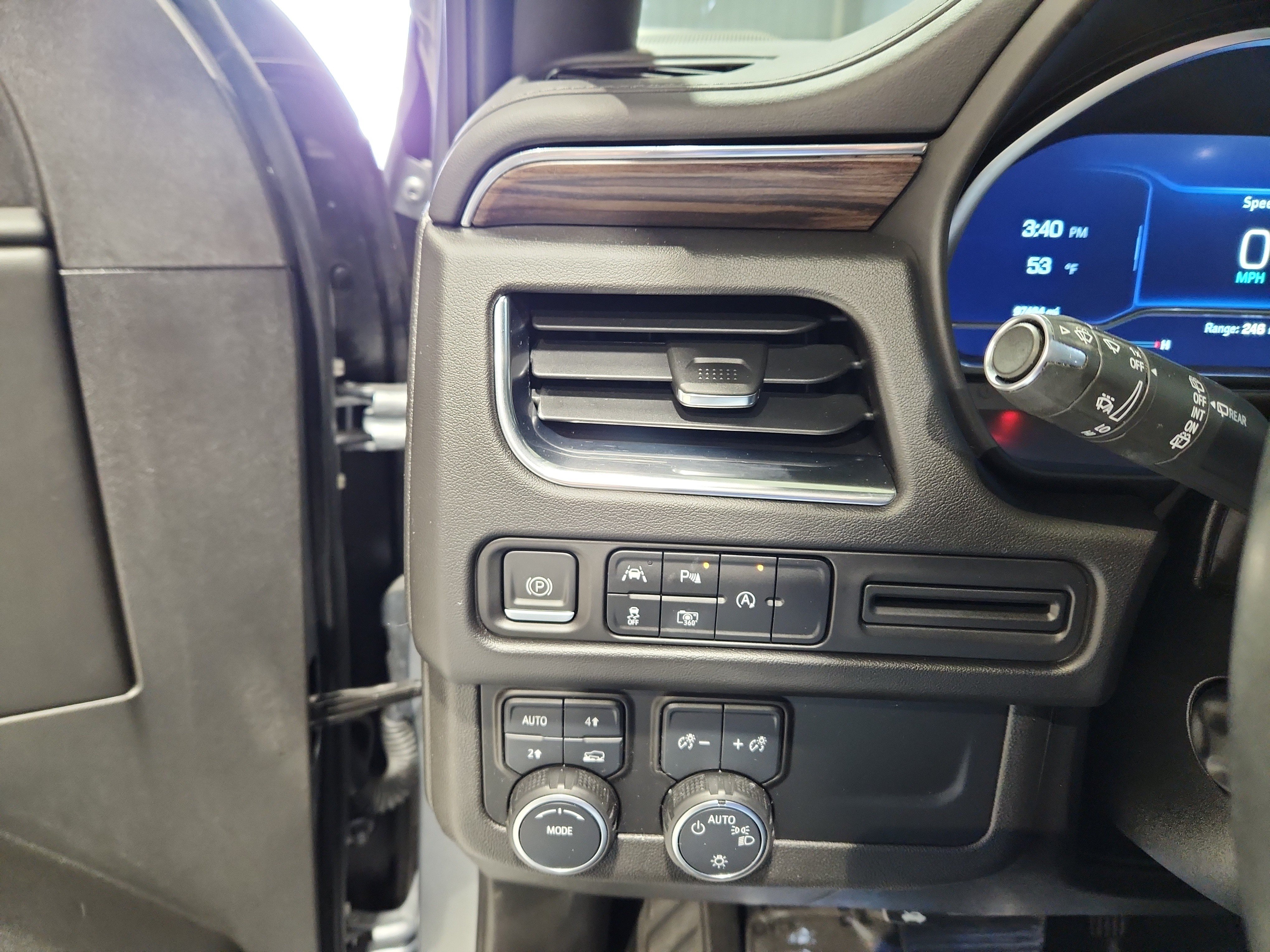 Used 2023 Chevrolet Tahoe LT w/ Luxury Package AWD/4WD image 14
