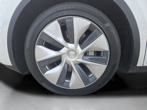 Used 2020 Tesla Model Y Long Range image 39