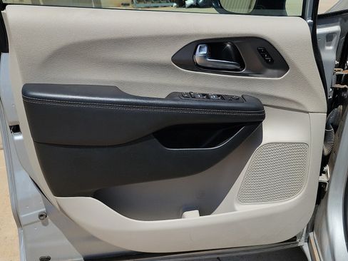 Used 2024 Chrysler Pacifica Touring-L FWD image 11