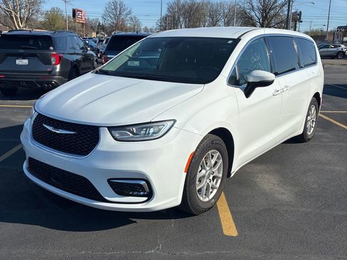 Used 2023 Chrysler Pacifica Touring-L image 1