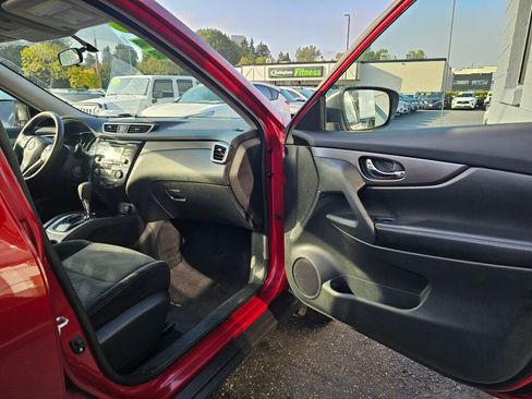 Used 2016 Nissan Rogue SV image 10