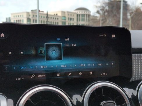 Used 2023 Mercedes-Benz GLB 250 4MATIC w/ Premium Package image 18