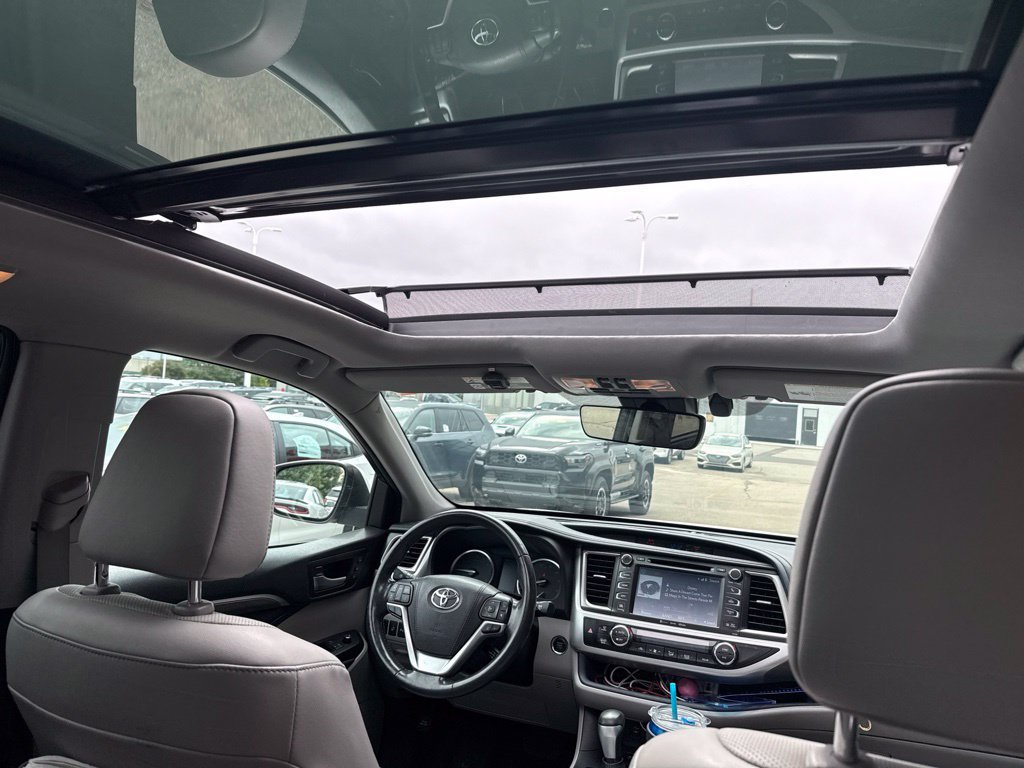 Used 2017 Toyota Highlander Limited Platinum AWD/4WD image 18
