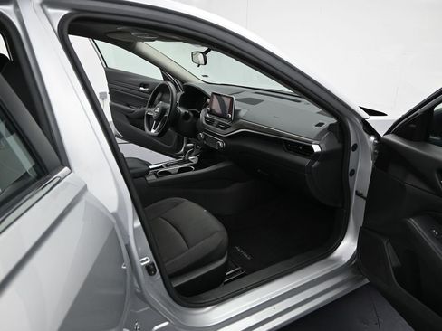 Used 2024 Nissan Altima 2.5 SV image 6