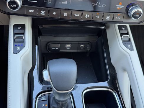 Certified 2025 Kia Telluride EX w/ EX Captain's Chair Package FWD image 25