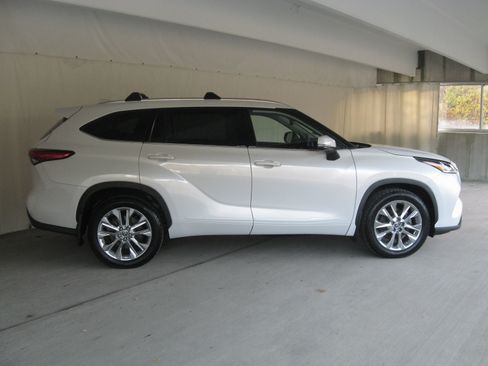 Used 2023 Toyota Highlander Limited image 6