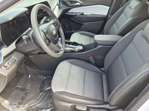 Used 2025 Chevrolet Trax LT FWD image 12