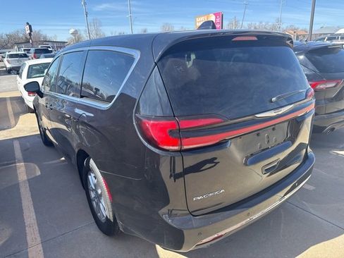 Used 2025 Chrysler Pacifica Select image 6