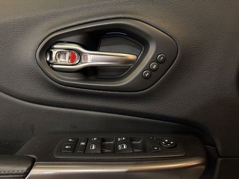 Used 2019 Jeep Cherokee Limited w/ Technology Group AWD/4WD image 17