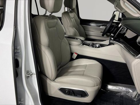 Used 2022 Jeep Wagoneer Series III w/ Premium Group I AWD/4WD image 30