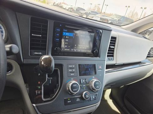 Used 2017 Toyota Sienna XLE image 26