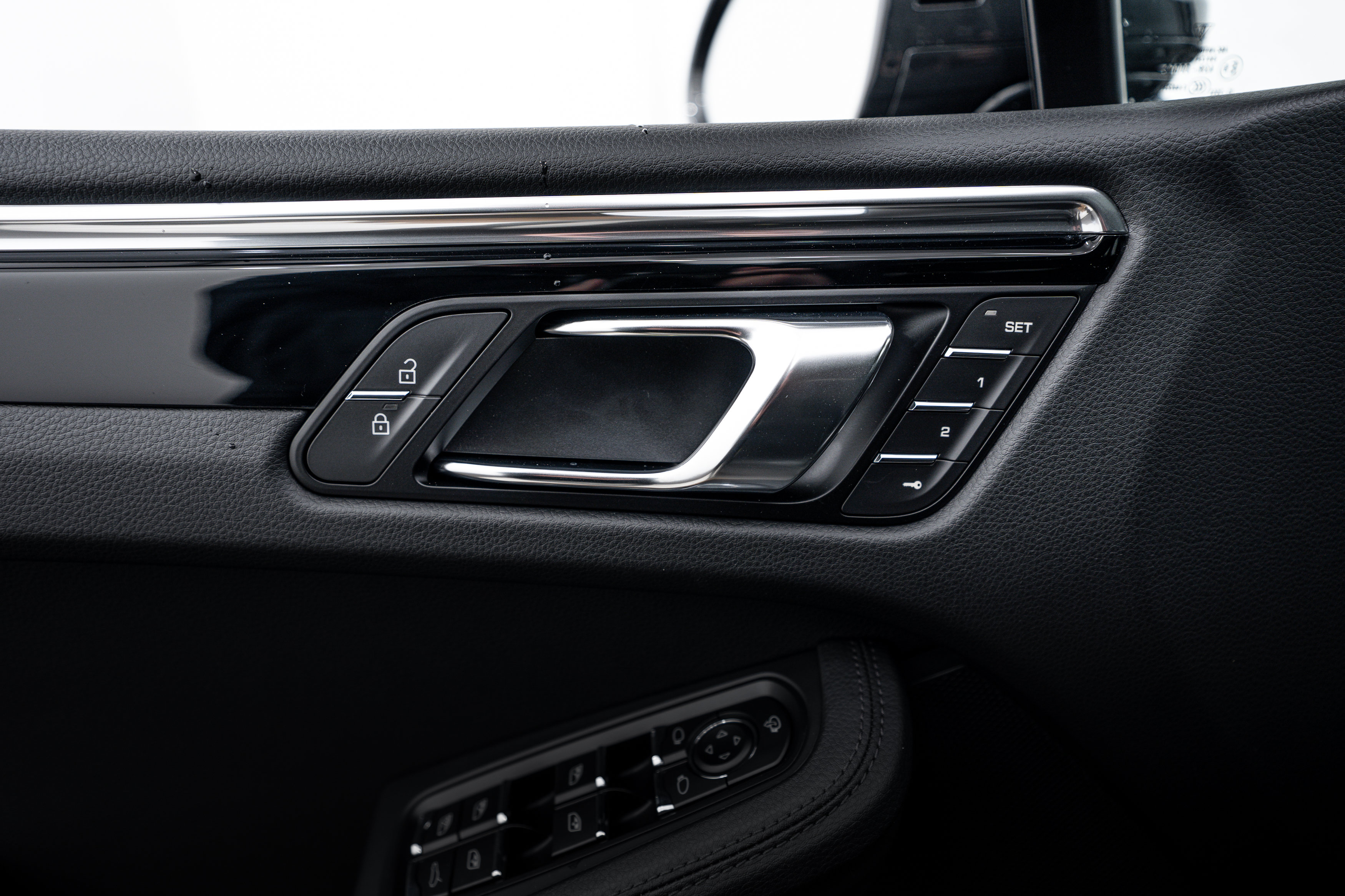 Certified 2026 Porsche Macan AWD/4WD image 17