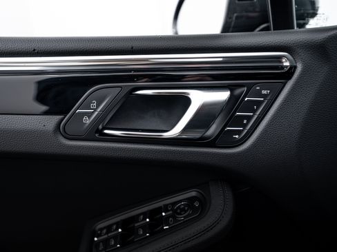 Certified 2026 Porsche Macan AWD/4WD image 17