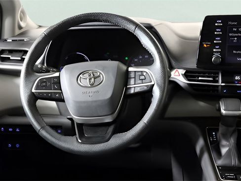 Used 2022 Toyota Sienna XLE image 26