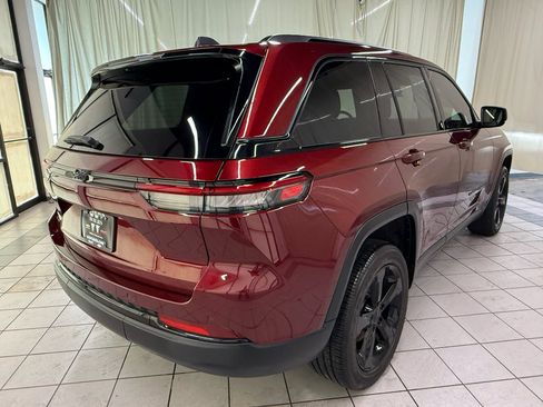 Used 2024 Jeep Grand Cherokee Altitude AWD/4WD image 5