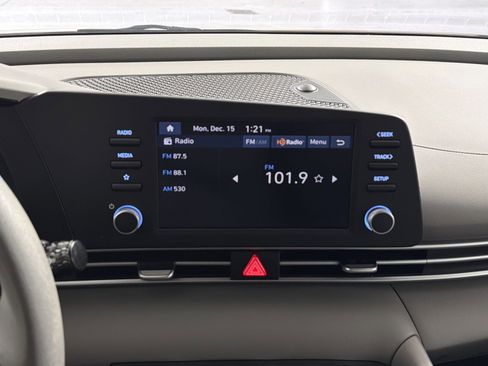 Used 2024 Hyundai Elantra SE image 18