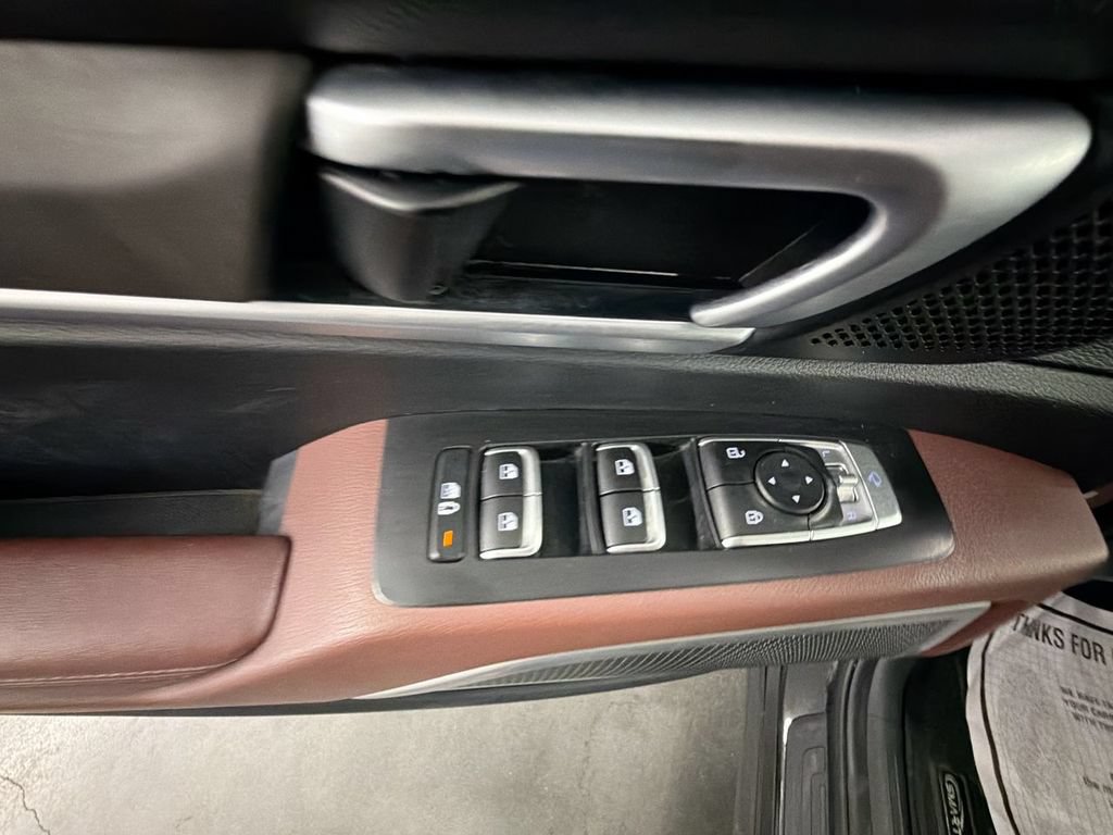 Used 2023 Kia Telluride EX w/ EX Captain's Chair Package AWD/4WD image 24