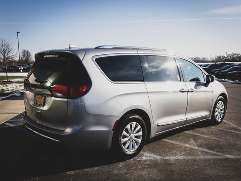 Used 2019 Chrysler Pacifica Touring-L image 35