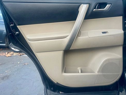 Used 2012 Toyota Highlander SE image 7