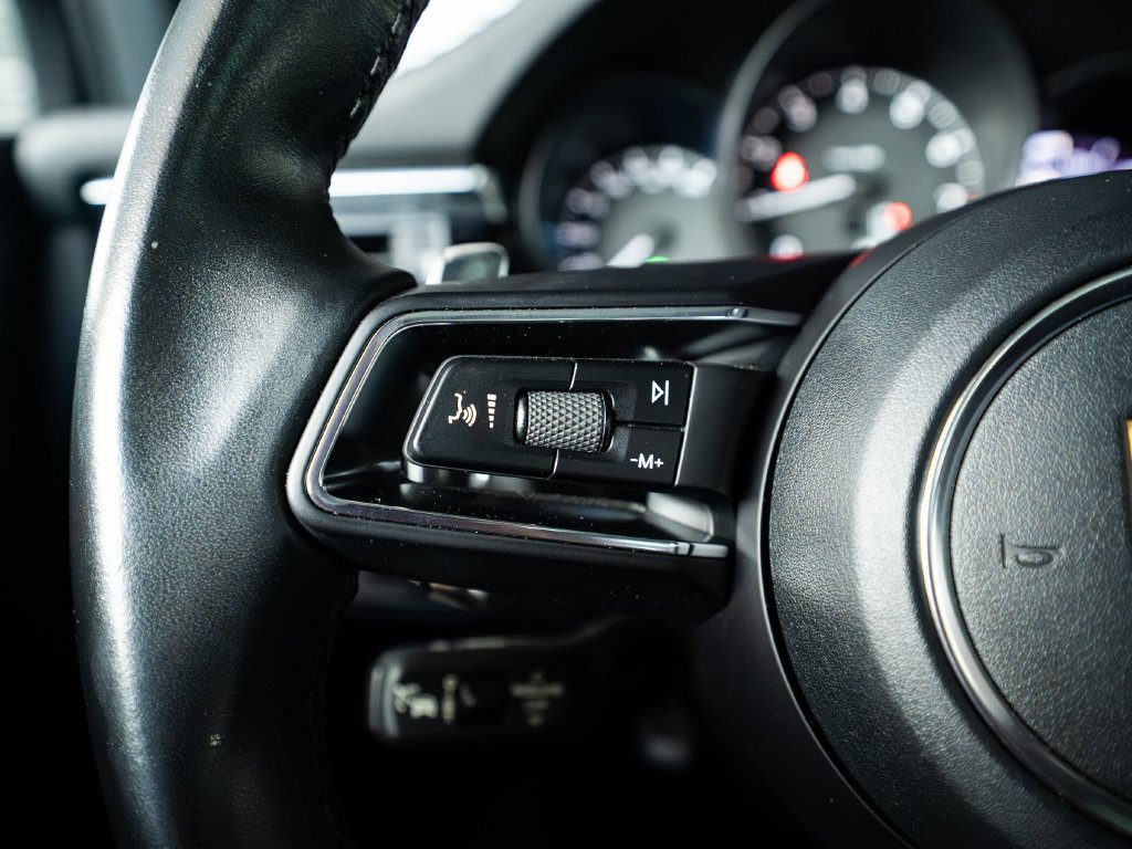 Certified 2023 Porsche Macan AWD/4WD image 17