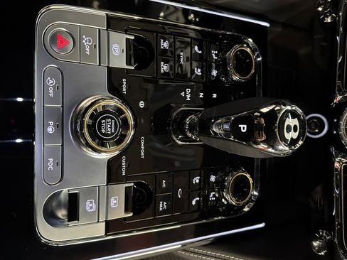 Used 2022 Bentley Flying Spur V8 image 22