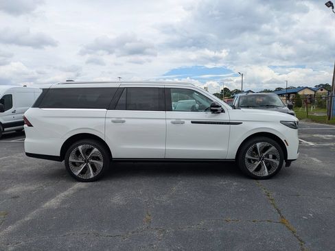 New 2026 Lincoln Navigator L Black Label AWD/4WD image 3
