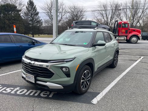 Used 2025 Chevrolet TrailBlazer LT w/ Convenience Package image 2