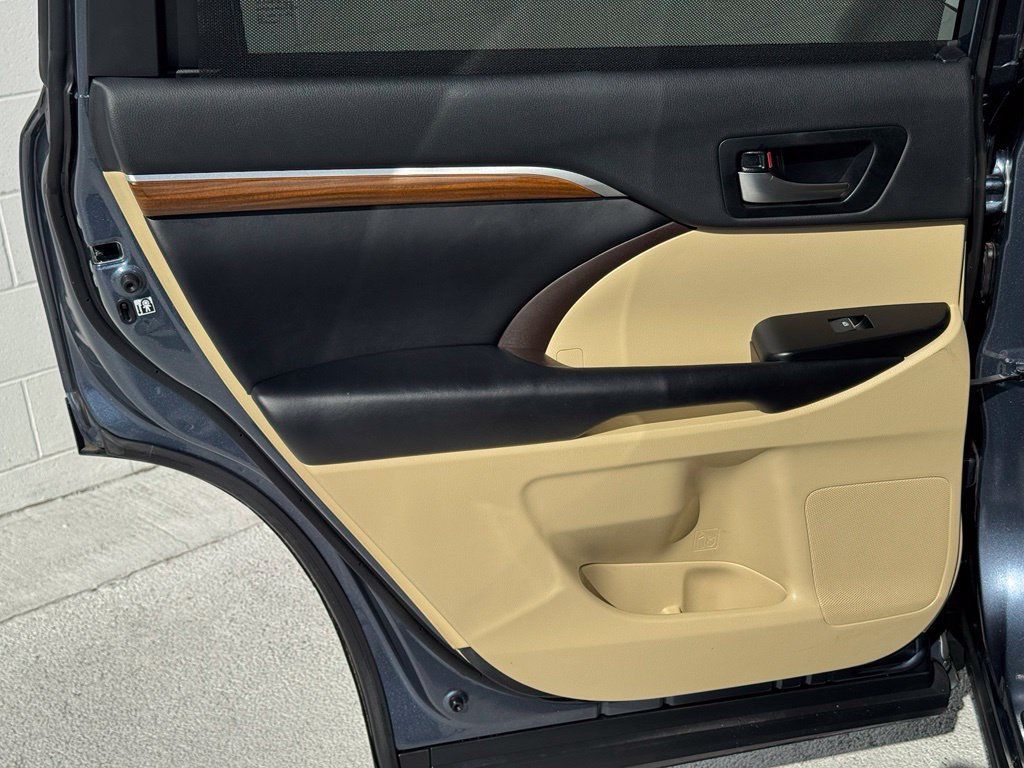 Used 2019 Toyota Highlander Limited FWD image 24