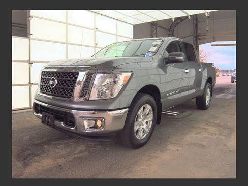 Used 2018 Nissan Titan Platinum Reserve image 28