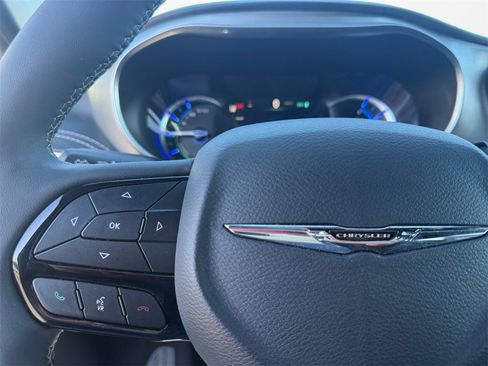 Used 2023 Chrysler Pacifica Limited w/ Uconnect Theater Family Group image 25