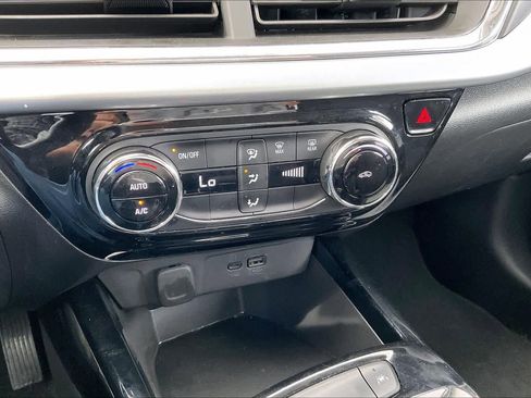 Certified 2025 Chevrolet Trax LT image 33