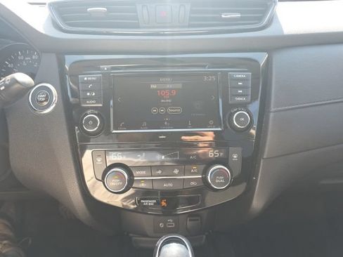 Used 2018 Nissan Rogue SV AWD/4WD image 17