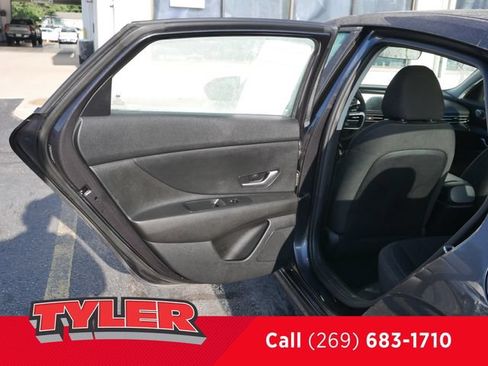 Used 2022 Hyundai Elantra SEL FWD image 17