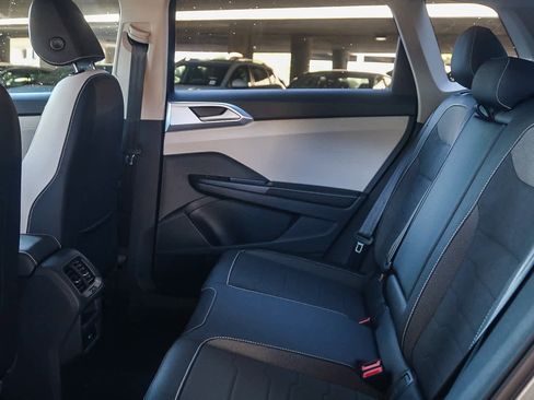 New 2025 Volkswagen Taos SE w/ Panoramic Sunroof Package FWD image 17