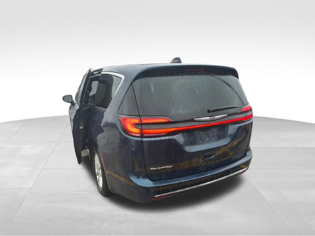 Used 2025 Chrysler Pacifica Select FWD image 8
