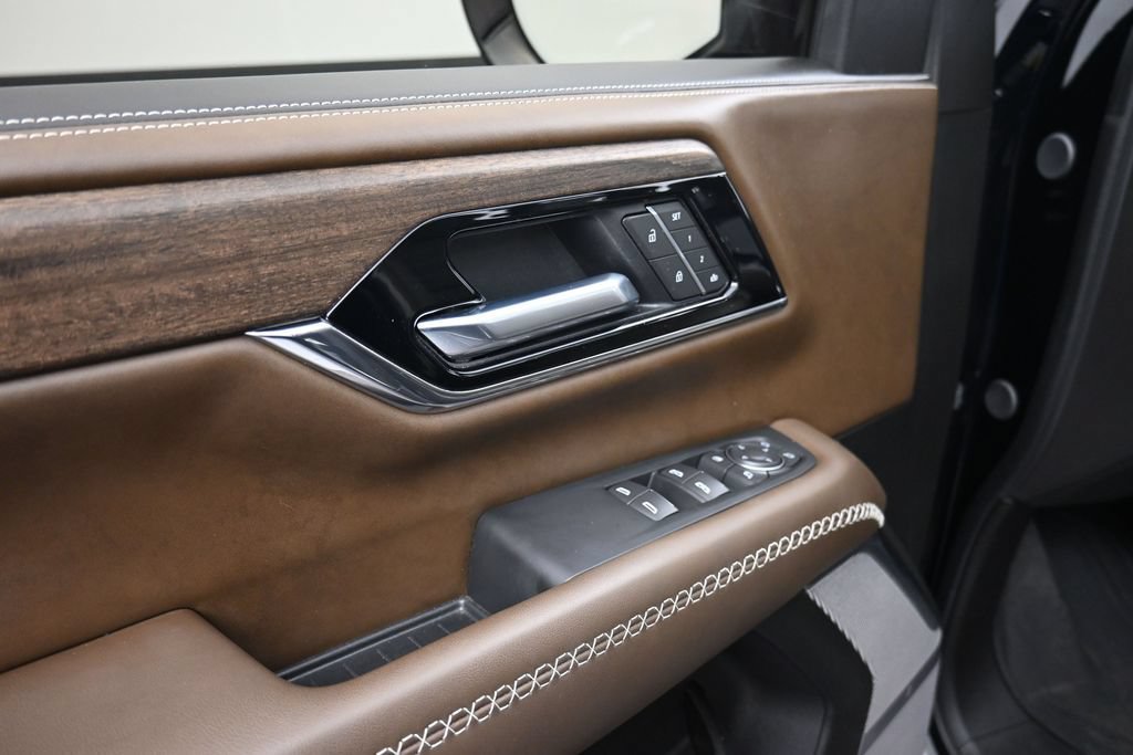 Used 2025 GMC Yukon XL Denali Ultimate w/ LPO, Floor Liner Package AWD/4WD image 9