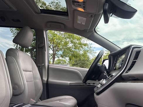 Used 2018 Toyota Sienna XLE Premium w/ Carpet Mat Package AWD/4WD image 10
