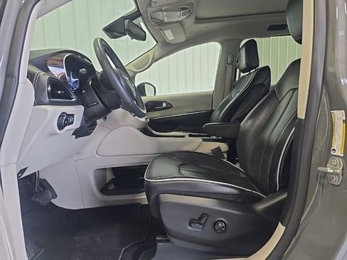 Used 2023 Chrysler Pacifica Limited image 14