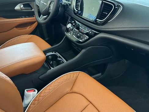 New 2026 Chrysler Pacifica Pinnacle image 15