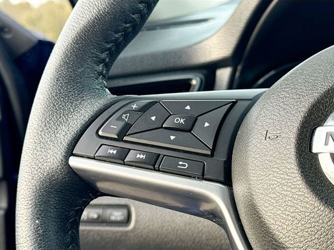 Used 2020 Nissan Rogue SV image 9