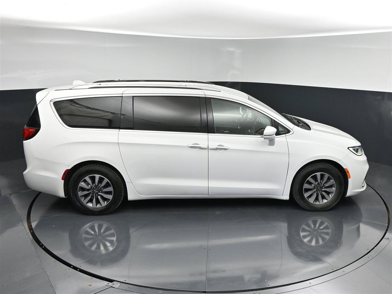 Used 2021 Chrysler Pacifica Touring-L FWD image 12
