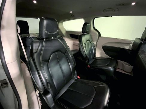 Used 2024 Chrysler Pacifica Touring-L image 23